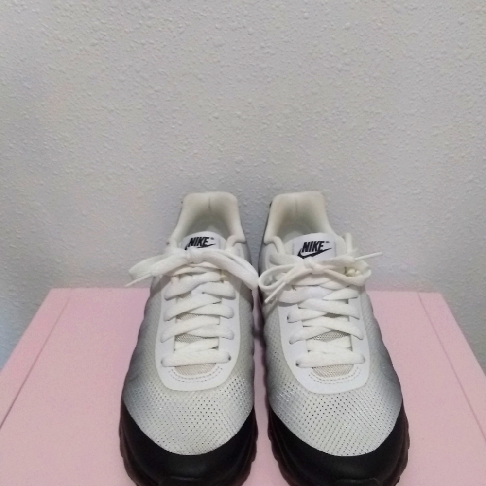 Womens Nike shows size 7 fit more like a 7.5